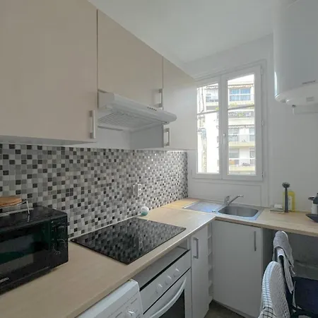 Room In Elegant And Charming 3-Bedroom Apartment Near Bois De Vincennes *