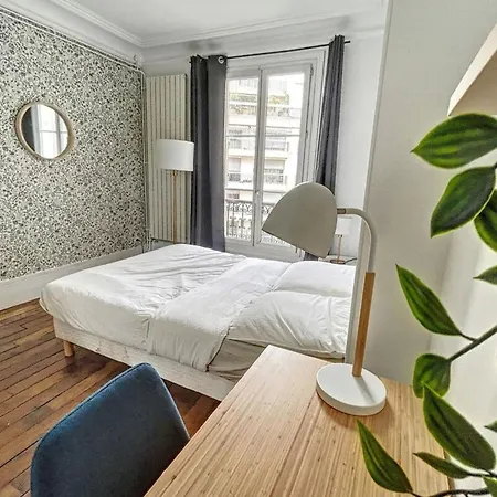 Room In Elegant And Charming 3-Bedroom Apartment Near Bois De Vincennes Holiday home Paris