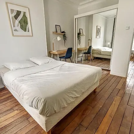In Elegant And Charming 3-bedroom Near Bois De Vincennes Paříž