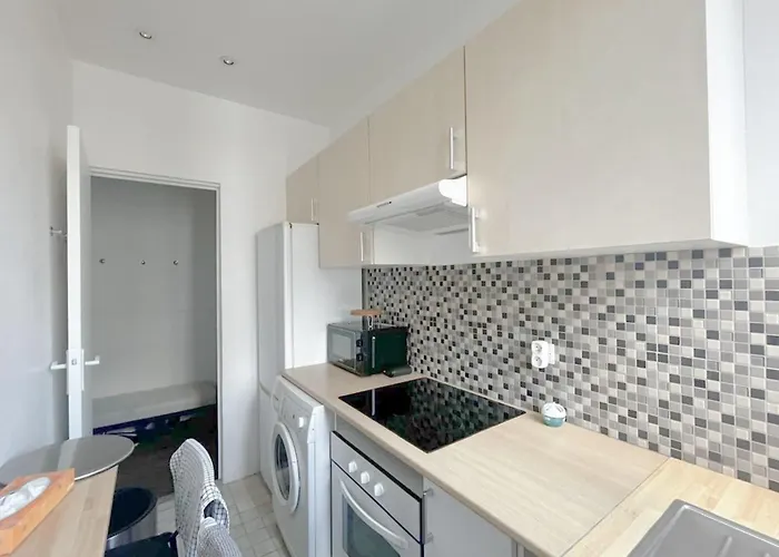 In Elegant And Charming 3-bedroom Near Bois De Vincennes بيت للعطل *