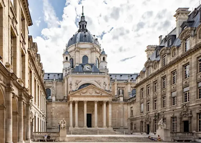 In Elegant And Charming 3-bedroom Near Bois De Vincennes بيت للعطل *
